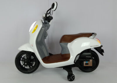 Anekadoo - Toko Mainan Motor Aki Scoopy M-999 - 100 x 46 x 75 Cm putih itu ada di kota probolinggo